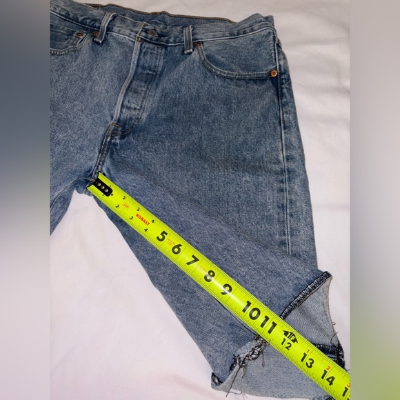 Levi’s Size 34 Medium Wash 501 Button Fly Hemmed 11” Jean Shorts PC9-34513-0069 - Picture 4 of 10